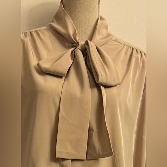 Vintage Women’s Silky Blouse Button Down Bow Tie Beige Size 16 - Picture 4 of 15